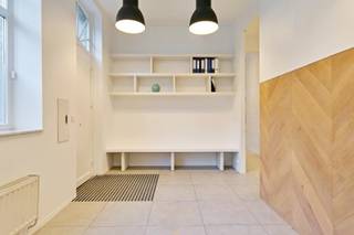 In het hart van het stadscentrum bevindt zich dit karaktervolle herenhuis in bel-etagestijl, een unieke combinatie van authentieke charme en hedendaags wooncomfort.<br /><br />Op het gelijkvloers beschikt de woning over een inkom, vier slaapkamers, een badkamer en een apart toilet. Dankzij deze indeling kan deze verdieping ook perfect dienen als praktijkruimte, kantoor of hobbyruimte.<br /><br />De eerste verdieping verrast met een open leefruimte in loftstijl, waar grote raampartijen en authentieke elementen zorgen voor een prachtige sfeer en overvloedige lichtinval. Vanuit deze leefruimte heeft u toegang tot een ruim, zonnig terras, ideaal om in alle rust te genieten. De stijlvolle, volledig ingerichte keuken sluit naadloos aan bij de leefruimte en biedt bovendien een uniek zicht op de Sint-Maartenskerk.<br /><br />Op de bovenste verdieping bevindt zich een luxueuze masterbedroom, een echte oase van rust met ingemaakte kasten, een elegant vrijstaand bad en een modern lavabomeubel en een apart toilet.<br />Bovendien is er een kelder, ideaal voor extra opslag.<br /><br />Dit herenhuis biedt een bijzonder woongeheel voor wie houdt van karakter, ruimte, licht en een centrale ligging.