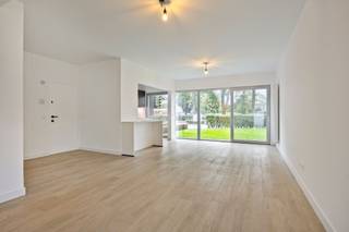 <p><span>Lichtrijk gelijkvloers appartement met 2 slaapkamers en garagebox op een toplocatie in Edegem.</span></p><p><span> </span></p><p><span>Dit gelijkvloerse appartement op een toplocatie in Edegem werd volledig gerenoveerd in 2026. Met zijn hedendaagse afwerking, aangename lichtinval en praktische indeling biedt het een comfortabele plek om thuis te komen.</span></p><p><span> </span></p><p><span>De leefruimte vormt het hart van het appartement. Dankzij de vele natuurlijke lichtinval voelt deze ruimte open en uitnodigend aan, met plaats voor een gezellige zit- en eethoek. De volledig afgewerkte open keuken sluit hier mooi op aan en zorgt voor een aangenaam geheel waarin koken en samenzijn hand in hand gaan.</span></p><p><span> </span></p><p><span>Het appartement beschikt over twee slaapkamers. De tweede kamer kan ook perfect dienen als bureau, logeerkamer of dressing. De moderne badkamer is uitgerust met een inloopdouche en sluit aan bij de verzorgde afwerking van de rest van het appartement.</span></p><p><span> </span></p><p><span>Een garagebox biedt een praktische oplossing voor het parkeren van je wagen en extra bergruimte. De ligging op het gelijkvloers zorgt bovendien voor een vlotte toegang.</span></p><p><span>Maandelijkse kosten; € 125,00</span></p><p><span> </span></p><p><span>Troeven</span></p><ul><li><span>Volledig gerenoveerd in 2026</span></li><li><span>Gelijkvloerse ligging</span></li><li><span>Veel natuurlijke lichtinval</span></li><li><span>Twee slaapkamers</span></li><li><span>Volledig afgewerkte open keuken</span></li><li><span>Moderne badkamer met inloopdouche</span></li><li><span>Garagebox</span></li><li><span>Toplocatie in Edegem</span></li></ul><p><span> </span></p><p><span>Interesse in dit gerenoveerde appartement? Neem contact met ons op en ontdek het tijdens een bezoek!</span></p>