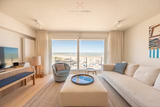 Op de vijfde verdieping van een stijlvol en verzorgd gebouw aan de Zeedijk in Duinbergen, bevindt zich dit prachtig gerenoveerde appartement met een uniek frontaal zeezicht. De volledige renovatie werd tot in de puntjes uitgevoerd door Chrisma, een naam die synoniem staat voor kwaliteit, verfijning en oog voor detail.<br />Bij het binnenkomen valt meteen de lichtrijke leefruimte op, waar grote raampartijen niet alleen zorgen voor een overvloed aan natuurlijk licht, maar ook een adembenemend zicht bieden op zee. Vanuit de leefruimte stap je zo het aangename, westgerichte terras op, waar je vanaf de late namiddag volop van de zon kunt genieten. De open indeling zorgt voor een ruimtelijk gevoel en maakt dit appartement bijzonder uitnodigend.<br />Met twee comfortabele slaapkamers en twee stijlvolle badkamers is dit appartement perfect uitgerust voor wie op zoek is naar een tweede verblijf aan zee met alle comfort, of een zorgeloze investering op toplocatie. Extra troeven zoals een privatieve kelder en een gemeenschappelijke fietsenberging verhogen het gebruiksgemak. <br />Bel ons op voor een vrijblijvend bezoek op 050/760760