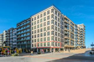 Ontdek dit prachtig hoekappartement met twee slaapkamers te koop, uitstekend gelegen op de 1ste verdieping van Residentie Chimère langs de Van Iseghemlaan te Oostende. Dit appartement bevindt zich op een absolute toplocatie pal in het stadscentrum, in een zijstraat richting de zeedijk en op wandelafstand van de Pier, het Ensorhuis, diverse winkels en het openbaar vervoer. Dankzij de hoekligging en de grote raampartijen geniet u van een aangename, natuurlijke lichtinval.<br /><br />Indeling:<br />- inkomhal met glazen deur<br />- lichtrijke leefruimte<br />- open keuken uitgerust met koelkast, diepvries, oven, keramische kookplaat en spoeltafel<br />- volwaardige slaapkamer 1 (11m²)<br />- volwaardige slaapkamer 2 (11m²)<br />- badkamer voorzien van douche, badkamermeubel met lavabo en spiegelkast<br />- afzonderlijk toilet<br />- privatieve kelderberging<br /><br />Pluspunten:<br />- toplocatie in het stadscentrum<br />- vlakbij het strand<br />- twee volwaardige slaapkamers <br />- gunstig EPC (label-B)<br />- privatieve kelderberging<br />- geschikt voor eigen bewoning, tweede verblijf of investering<br /><br />Bent u benieuwd naar dit appartement te koop te Oostende? Contacteer ons snel voor een bezoek ter plaatse!<br /><br />Bestuursmaatregelen in het maatregelenregister: nee