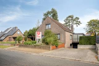 Goed gelegen, vrijstaande woning op 779 m² grond, gelegen nabij het dorpscentrum van Lichtaart. <br /><br />De woning omvat, op het gelijkvloers;<br />- inkomhal<br />- gastentoilet<br />- ingerichte keuken met zicht op de tuin<br />- ruime woonkamer met open haard<br />- veranda, aansluitend op de keuken<br />- 1 slaapkamer<br />- ingerichte badkamer met ligbad én douche<br />- achterinkom/berging<br /><br />Op de verdieping;<br />- 2 ruime slaapkamers<br />- sanitaire ruimte<br /><br />Bovendien bevat deze woning;<br />- een kelder van 120 m²<br />- een garage in deze kelder.<br /><br />De ideale woning voor mensen die veel hobby- en/of werkruimte nodig hebben.<br /><br />Dit pand is onderworpen aan de renovatieverplichting van de Vlaamse overheid voor residentiële gebouwen (behoudens bij sloop binnen 5 jaar na de aankoop). Consulteer voor meer informatie de website van het Vlaams Energie- en Klimaatagentschap via https://www.vlaanderen.be/een-woning-kopen/renovatieverplichting-voor-residentiele-gebouwen<br /><br />Bestuursmaatregelen in het maatregelenregister: nee