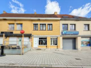 <p>VEELZIJDIG HANDELSPAND MET WOONST, gelegen op een UITERST CENTRALE en COMMERCIËLE LIGGING aan het KERKPLEIN van Zingem (Kruisem). Deze eigendom biedt, MITS RENOVATIE, TAL VAN MOGELIJKHEDEN voor de COMBINATIE WONEN EN WERKEN, ideaal voor ZELFSTANDIGEN of INVESTEERDERS. De GUNSTIGE LIGGING met HOGE VISIBILITEIT en VLOTTE BEREIKBAARHEID vormt een ABSOLUTE TROEF bij deze eigendom. </p>
Het gelijkvloers omvat een handelsruimte met daarachter een woon-/stockageruimte en een te moderniseren keuken, waardoor u de indeling volledig kan afstemmen op uw activiteit of noden. Op de 1ste verdieping bevindt zich een ruime open ruimte die kan dienen als woonkamer of slaapkamer, aangevuld met een 2de slaapkamer en een te renoveren badkamer. Via een vaste trap bereikt u de ruime zolder, die bijkomende mogelijkheden biedt voor het creëren van extra slaapkamers, bureau of opslagruimte.<br />Buitenshuis beschikt deze eigendom over een koer, een apart toilet en een praktische tuinberging.<br /><br />Adres: Dorpsstraat 13 te Zingem (Kruisem)<br /><br />EPC: 769kWh/m², G-score en P-score A, Renovatieverplichting van toepassing