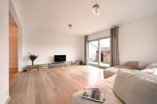 - Bekijk onze website www.koosi.be voor een uitgebreide omschrijving van dit eigendom -Op zoek naar een instapklare woning met mogelijkheid tot praktijk of tweewoonst?Dit recent eigendom, gebouwd in 2012, ligt tussen de dorpscentra van Kapellen en Putte. Het biedt uitzicht op weilanden en een vlotte verbinding naar de autostrade, winkels en openbaar vervoer.Het gebouw omvat momenteel twee wooneenheden (glvl=80m² en duplex=150m²). Beide correct verhuurd en goed onderhouden. Indeling: - GLVL - inkomhal, woonkamer(of praktijk) met open keuken, 1 slaapkamers, badkamer, berging en tuin. - 1E - woonkamer met ruime open leefkeuken, terras en berging/wasplaats. - 2E - 2 ruime slaapkamers, badkamer, bureaukamer/berging en bergzolder. - BUITEN - Tuin met aangelegd terras, tuinberging en garage. De keuze voor degelijke materialen en een kwalitatieve afwerking zorgt ervoor dat je zorgeloos kan intrekken. Daarnaast zorgen de goede isolatie, ventilatie, HR-beglazing en HR-condensatieketels voor een gunstig EPC en een laag verbruik.- Interesse? Aarzel niet om contact op te nemen via stef@koosi.be of 03/666.80.08 -