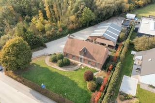 Ontdek deze ruime en uitstekend onderhouden woning van 685 m² (met garage, kelder en zolder) met grote loods van 328 m² en...