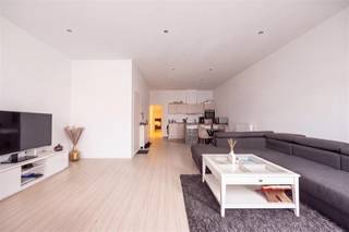 <p><span>Op zoek naar een ruim en instapklaar appartement op een supercentrale locatie? Dan zit je hier helemaal goed. Dit appartement combineert een grote, lichtrijke leefruimte met twee slaapkamers, een gezellig terrasje en een praktische indeling. Dankzij de hoge plafonds, het vele natuurlijke licht en de gunstige EPC-score, woon je hier bovendien bijzonder comfortabel.</span></p><p><span> </span></p><p><span>Licht, ruimte & comfort</span></p><p><span>Via de verzorgde gemeenschappelijke inkomhal bereik je het appartement op de eerste verdieping. Je komt binnen in de ruime leefruimte met open keuken, waar het hoge plafond en de grote ramen meteen zorgen voor een heerlijk ruimtelijk gevoel. De combinatie van de lichte parketlaminaatvloer en erker in de leefruimte geven het een warme, moderne uitstraling. Hier heb je meer dan genoeg plaats voor een gezellige zithoek, een grote eettafel én zelfs een thuiswerkplek.</span></p><p><span>De open keuken sluit mooi aan bij de leefruimte en is praktisch ingericht met een tegelvloer en een handige statafel voor extra comfort. Je beschikt over een ingebouwde oven, dampkap, fornuis, spoelbak en voldoende kastruimte. Dankzij de open indeling blijf je tijdens het koken altijd verbonden met je gasten of gezin.</span></p><p><span> </span></p><p><span>Rustige slaapkamers & strak sanitair</span></p><p><span>Achteraan het appartement bevinden zich de twee slaapkamers, allebei rustig gelegen. De eerste slaapkamer kan perfect ingevuld worden naar eigen noden(slaapkamer, dressing,bureau) en geeft rechtstreeks uit op het gezellige terrasje achteraan. Een fijne plek voor een koffietje in de ochtend of een apero na het werk. De tweede kamer is een volwaardige slaapkamer. De badkamer is strak en modern ingericht met een ruime douchecabine, lavabo met praktische onderkast en onderhoudsvriendelijke betegeling in zachte tinten. Verder heb je nog een apart gastentoilet met handenwasser én een technische ruimte met aansluiting voor was-droogmachine. Veel spullen om op te bergen? Er is nog een extra bergruimte voorzien in de kelder.</span></p><p><span> </span></p><p><span>Alles dichtbij in Deurne-Zuid</span></p><p><span>Je woont hier aan de Herentalsebaan vlakbij Deurne-Zuid, een buurt waar alles in de nabijheid ligt. Winkels, supermarkten, openbaar vervoer, de Zwitserse Apotheek en horeca bevinden zich op wandelafstand. Ook het Rivierenhof en Te Boelaarpark bereik je in enkele minuten, ideaal voor sport, ontspanning of een wandeling in het groen. Dankzij de nabijheid van de Ring en belangrijke invalswegen ben je bovendien snel onderweg naar het centrum of buiten de stad. Niet toevallig behaalt dit adres een uitstekende Mobiscore van 9,5/10.</span></p><p><span> </span></p><p><span>Maatregelenregister: in aanvraag</span></p><p><span> </span></p>
