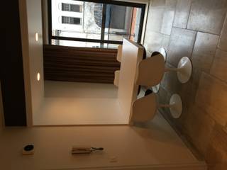 <p>Opgefriste appartement op de 1ste verdieping ideaal als investering. </p>

<p>Je komt binnen in een ruime woonkamer met veel lichtinval, een sierhaard en een mooie parketvloer. Verder is er een apart toilet en een handige berging met plaats voor een wasmachine. De keuken is groot, goed onderhouden en volledig uitgerust. Zowel de keuken als de leefruimte geven uit op het balkon aan de voorkant.</p>

<p>Achteraan zijn er twee slaapkamers. De eerste heeft rechtstreeks toegang tot het terras. De tweede kamer beschikt over ingebouwde kasten en kan ook naar het terras. De badkamer is netjes in orde en recent vernieuwd met een douche en een dubbel lavabomeubel.<br /><br />Troeven: </p>

<ul><li>Op wandelafstand van de winkels en de markt</li><li>Gunstige EPC (B)</li><li>Elek. conform </li></ul>