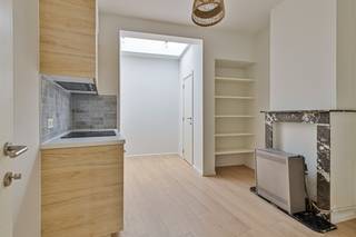 VEURNE: Charmant gerenoveerde en instapklare rijwoning pal in het historisch centrum van Veurne met alle nieuw comfort en 2 slaapkamers.<br />De woning is gelegen in de Nieuwpoortstraat, dit is een klein straatje die enerzijds uitgeeft op de Houtmarkt en anderzijds op het Zevensterrenplein, m.a.w. volop in het historische centrum van Veurne en op een boogscheut van de Grote Markt, station, Ooststraat,... Dus qua ligging: TOP!<br />De woning onderging een volledige metamorfose: er is nu overal PVC-schrijnwerk met dubbele beglazing, blanco elektriciteitskeuring, nieuwe vloeren, volledig nieuw sanitair, nieuw keukengedeelte, nieuwe boiler warm water én volledig geschilderd = 100% instapklaar! <br />De woning heeft volgende indeling:<br />- Kelderruimte<br />- GLVL.: inkom/gang, keukenruimte met nieuw ingerichte uitrusting en ontbijthoek, de extra ruimte beneden kan eventueel aangewend worden als eetplaats, apart toilet. <br />- 1ste VERD.: volledig nieuw ingerichte badkamer (inloopdouche en lavabomeubel), 1 ruime slaapkamer (die, in geval de ruimte beneden als eetplaats wordt gebruikt, perfect kan dienen als woonkamer/zitplaats). <br />- 2de VERD.: 2de ruime slaapkamer, zolderberging. <br />De woning biedt eigenlijk heel wat mogelijkheden: kan perfect voor iemand alleen of een koppeltje - of eigenlijk ook voor een praktijkruimte (beneden praktijk en dan boven wonen). En nogmaals: DIE LIGGING!...