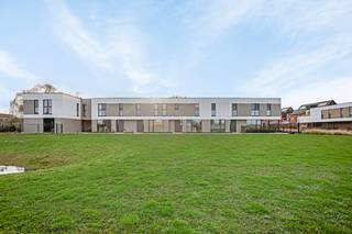 Indeling als volgt:Gelijkvloers:- Inkomhal met vestiairekast- Apart toilet- Gezellige living met open keuken- Privéterras, ideaal om te ontspannen- Trap naar de eerste verdiepingEerste Verdieping:- Overloop- Praktische berging- Moderne badkamer met fijne inloopdouche- Ruime masterbedroom met ensuite dressing- 2 Slaapkamers- Berging/technische ruimte met aansluiting voor wasmachine en droogkast. Ondergrondse Verdieping:- Ondergrondse parking met lifttoegang- Dubbele autostaanplaats voor twee wagens- Fietsenstalling- Bergruimte met toegangsdeurDiversen:- Parlofoon- en video-installatie met deuropening en belsysteem- Gemeenschappelijke tuin voor mede-eigenaars- Lucht-water warmtepomp,- Ventilatiesysteem D - Vloerverwarming. - 8 zonnepanelenWaarom kiezen voor deze woning?Met zijn moderne voorzieningen, uitstekende energieprestaties en kwalitatieve afwerking biedt deze woning een perfecte combinatie van comfort en duurzaamheid. De ligging in Brecht maakt het bovendien ideaal voor wie een rustige en praktische woonomgeving zoekt.(ver-)Kopen of (ver-)huren in Brecht, Malle, Hoogstraten of Wuustwezel?Met vragen kan u altijd bij ons terecht! Dewaele Vastgoed Wuustwezel