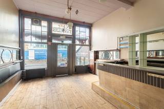 Op een centrale en gegeerde locatie in hartje Antwerpen vinden we dit veelzijdige handelshuis met tal van mogelijkheden.<br />Het handelsgelijkvloers van ca. 50 m² is praktisch ingericht en beschikt over eigen sanitair. Daarnaast is er de mogelijkheid om hier eenvoudig een keuken te installeren, wat het pand uitermate geschikt maakt voor diverse commerciële activiteiten. Bovendien biedt het gelijkvloers de potentie om een terras te creëren, wat een absolute meerwaarde vormt voor horeca- of retailconcepten.<br />De bovenliggende verdiepingen dienen volledig gerenoveerd te worden, maar bieden een uitstekende kans om een volwaardige en ingerichte woonst te realiseren, ideaal voor wie wonen en werken wil combineren of als investeringsproject.<br />Tot slot beschikt het pand over een zeer handige kelder, perfect voor opslag of extra bergruimte.<br /><br />Troeven op een rij:<br />Centrale ligging in Antwerpen centrum<br />Handelsgelijkvloers van ca. 50 m²<br />Eigen sanitair + mogelijkheid tot keuken<br />Potentieel terras aan het handelsgedeelte<br />Bovenverdiepingen met woonpotentieel<br />Praktische kelder<br /><br />Een pand met karakter, locatie én toekomstmogelijkheden. Ideaal voor ondernemers, investeerders of creatieve renovatieprojecten.<br /><br />Interesse? Contacteer ons gerust voor meer informatie of een bezoek ter plaatse.<br /><br />Dit pand kan onderhevig zijn aan de renovatieverplichting die door de Vlaamse overheid wordt opgelegd voor residentiële gebouwen. Consulteer voor meer informatie de website van het Vlaams Energie- en Klimaatagentschap via https://www.vlaanderen.be/een-woning-kopen/renovatieverplichting-voor-residentiele-gebouwen-vanaf-2023.