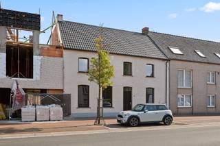 In het hartje van Herselt staat deze prachtige rijwoning die helemaal vernieuwd werd en klaar is om in te trekken. Dankzij de centrale ligging hebt u alles – winkels, scholen en openbaar vervoer – op wandelafstand.<br /><br />Op het gelijkvloers vindt u een inkomhal, een gezellige woonkamer met eetruimte en een moderne, volledig uitgeruste keuken. Achteraan is er ook een praktische technische ruimte/berging en een gastentoilet.<br />De eerste verdieping telt drie mooie slaapkamers en een frisse badkamer met dubbele lavabo, douche en toilet.<br />De woning werd gerenoveerd met duurzame en hedendaagse materialen, ze is reeds voorzien van de nodige verlichtingsarmaturen alsook raamdecoratie.<br /><br />Buiten beschikt de woning over een ruime tuin die u nog volledig naar eigen smaak kunt inrichten.<br />Extra pluspunt: 2 parkeerplaatsen inbegrepen!<br /><br />Kortom: een instapklare woning met alle comfort, ideaal voor wie centraal en toch rustig wil wonen.<br /><br />Ontdek deze woning reeds via onze foto's en de virtuele tour.<br />Ga hiervoor naar www.dplusvastgoed.be en klik op de detailpagina van de woning.<br /><br />Voor een bezoek of meer info BEL: 0475 59 90 00 of mail naar Yves@dplusvastgoed.be<br /><br />