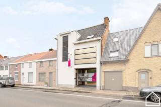 REEDS IN OPTIE VOOR PUBLICATIE: Instapklare woning met tuin en polyvalente praktijkruimte in Poperinge <br /><br />bekijk de vastgoedvideo: https://youtube.com/shorts/5KO52VGnrzY<br /><br />Op zoek naar een instapklare woning met tuin én tal van mogelijkheden? Deze ruime woning in de Ieperstraat 238 ligt binnen de ring van Poperinge, vlak bij het centrum, scholen, station en winkels. Dankzij de voormalige praktijkruimte is de woning ideaal voor jonge gezinnen, zelfstandigen of vrije beroepen.<br /><br />Indeling:<br /><br />Gelijkvloers: ruime inkomhal met grote berging en toegang tot de voormalige praktijkruimte, ideaal als schoonheidssalon, kinesistenpraktijk, atelier, kantoor, ... Deze ruimte kan eveneens worden ingericht als extra slaapkamer(s) of leefruimte. Verder zijn er een bureau, toegang tot de kelder, apart toilet, badkamer met lavabomeubel en aansluiting voor douche, en een praktische wasberging.<br /><br />Eerste verdieping: ruime leefruimte met gezellige houthaard en aansluitend een open, uitgeruste keuken.<br /><br />Tweede verdieping: twee slaapkamers en badkamer met ligbad, douchecel, dubbele lavabo en toilet.<br /><br />Verder beschikt de woning over een zolder en een aangename tuin met terras.<br /><br />Troeven:<br /><br />* Instapklaar<br />* Gunstig EPC label C<br />* CONFORME keuring elektriciteit<br />* Centrale ligging binnen de ring van Poperinge<br />* Tuin met terras<br />* Polyvalente praktijkruimte<br />* Mogelijkheid tot extra slaapkamers <br />* Ideaal voor zelfstandigen en vrije beroepen<br />* 2 slaapkamers met uitbreidingsmogelijkheden<br /><br />Een veelzijdige woning met heel wat mogelijkheden op een centrale ligging in Poperinge. Ideaal voor jonge gezinnen die op zoek zijn naar een woning die met hen kan meegroeien, of voor zelfstandigen die wonen en werken onder één dak willen combineren.<br /><br />Plan snel jouw bezoek in met Sophia!