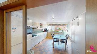 Bij ImmoFusion 7/7 “open huis” : klik op onze 3D-TOUR.<br />Ervaar vastgoed alsof je er zelf doorloopt!<br /><br />Welkom in deze charmante woning gelegen op een rustige locatie in Heusden-Zolder. Bij het betreden van de woning komen we meteen uit in de aangename leefruimte, waar een aparte hoek voorzien is die perfect kan dienen als bureau of werkplek. Deze ruimte vloeit naadloos over in de keuken, waardoor een open en verbonden gevoel ontstaat. De keuken is bijzonder ruim en uitgerust met een oven, spoelbak, dampkap en inductievuur. Het keukenmeubel biedt bovendien zeer veel opbergruimte en via deze ruimte heeft men rechtstreeks toegang tot de tuin.<br /><br />Verder geniet de ruime eetkamer van een overvloed aan natuurlijk licht, wat zorgt voor een aangename sfeer doorheen de dag. Op het gelijkvloers bevindt zich eveneens de badkamer, volledig ingericht met oog op comfort en toegankelijkheid. Deze is voorzien van een inloopdouche, een wasbak en een elektrisch vuurtje, waardoor ze ook ideaal is met het oog op later wonen. Op deze verdieping vinden we bovendien de grootste slaapkamer terug, die dankzij het grote raam baadt in natuurlijk licht.<br /><br />Via de gang bereiken we het gastentoilet en de trap naar de bovenverdieping. Hier bevinden zich nog 3 slaapkamers, en een berging. De vierde slaapkamer is bijzonder ruim en biedt voldoende plaats voor een dubbel bed en een grote kleerkast. Vanuit deze kamer geniet men bovendien van een mooi zicht op de tuin van het pand.<br /><br />De woning beschikt over centrale verwarming en vormt een ideale combinatie van ruimte, comfort en functionaliteit, gelegen in een aangename en rustige woonomgeving.<br /><br />Pluspunten van deze woning:<br />- Gelijkvloerse badkamer en slaapkamer, ideaal voor levenslang wonen<br />- Ruime en lichtrijke leef- en eetruimte<br />- Grote keuken met veel opbergruimte en toegang tot de tuin<br />- 4 slaapkamers<br />- Rustige en aangename ligging<br /><br />Voor een bezichtiging ter plaatse of meer info, bel ons op 078/78.78.70, of kom gewoon binnen op ons kantoor, steeds welkom!