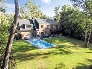 <p><span> </span></p><p><span>Klassieke villa op toplocatie in hartje Koningshof in Schoten</span></p><p><span>Deze charmante villa is gelegen op een centrale locatie voor diverse uitvalswegen en voorzieningen, doch in een residentiële wijk met alle voorzieningen, scholen en nabij centrum 's Gravenwezel. </span></p><p><span> </span></p><p><span>Indeling</span></p><p><span>U betreedt de villa middels de centrale inkomhal met gastentoilet, vestiaire en trap naar de verdieping. Directe toegang tot de leefruimtes en keuken. Aan de voorzijde van de woning bevindt zich een voormalig bureel welke is ingericht als zithoek met open haard. De ruime woonkamer beschikt eveneens over een haardvuur en heeft meerdere ramen met zicht op - en toegang tot de tuin en het deels overdekt terras. De woonkamer loopt naadloos over in de ruime leefkeuken welke ook bereikbaar is vanuit de inkomhal. De op maat gemaakte keuken werd recent volledig vernieuwd en voorzien van diverse inbouwtoestellen (stoomoven, warmhoudlade, Quooker,etc), een indrukwekkend eiland met zitgedeelte, alles afgewerkt in natuursteen. Vanuit de keuken ook toegang tot de tuin alsook een doorgang naar de familyroom of hobbykamer aan de voorzijde van de villa, welke is gerealiseerd in de vroegere garages. Aansluitend  vanuit de familyroom bevindt zich de bijkeuken met wasplaats en deur naar de tuin.</span></p><p><span> </span></p><p><span>Verdieping</span></p><p><span>De nachthal geeft toegang tot de mastersuite met aansluitende badkamer en aparte dressingkamer met ingemaakte kasten. Een apart nachttoilet en een tweede badkamer zijn eveneens aanwezig alsook een ruime werkkamer, een logeerkamer en nog twee kinderkamers boven de garage. </span></p><p><span> </span></p><p><span>Tuin en buitenruimtes</span></p><p><span>De Zuid gerichte tuin biedt u veel privacy! Recent werd een zwembad aangelegd (2019) welke is voorzien van een warmtepomp alsook een automatisch rolluik met solar lamellen. De tuin is omheind en voorzien van een automatische poort.</span></p><p><span> </span></p><p><span>Bijzonderheden</span></p><p><span>Bouwjaar van de woning is ca 1968, doch gerenoveerd in de afgelopen jaren met gebruik van hoogwaardige materialen. Recent airconditioning geplaatst in de slaapkamers, deels CV op aardgas met radiatoren, deels luchtverwarming middels gasketel (2024). Elektrische installatie recent in orde gebracht. EPC label C.</span></p><p><span> </span></p><p><span>Meer inlichtingen via ons kantoor. </span></p>