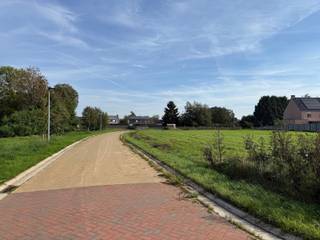 Gunstig gelegen bouwgrond voor open bebouwing van 658 m².<br /><br />De bouwgrond heeft een straatbreedt van 19 meter. De bebouwbare zone heeft een breedte van 13 meter en een diepte van 17 meter.<br />Kadaster: sectie E nummer 1080 n. Meer info en bouwvoorscriften op aanvraag. <br /><br />Extra info: open bebouwing I infoplicht: in aanvraag I Watertoets: P-score: D I G-score: onbekend.