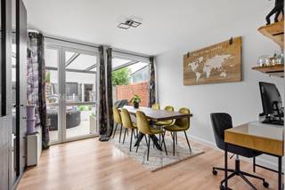 In de rustige Kerkhofstraat in Niel ontdek je deze volledig en energetisch gerenoveerde woning met een ruime garage en aparte studio bovenop. Een ideale thuis voor een kangoeroewoning of die graag een deel van de lening recupereert door de studio achteraan te verhuren. <br /><br />Bij het binnenkomen kijk je recht door de woning door naar de tuin. Aan de rechterzijde is er de volledige geïnstalleerde keuken, voorzien van alle hedendaagse noden. <br />Verder door is e de eerste badkamer en leefruimte met zicht op de tuin. <br />De woning telt drie volwaardige slaapkamers en twee moderne badkamers, waardoor elk gezinslid over voldoende privacy beschikt. <br /><br />Ook aan duurzaamheid is gedacht: de woning is uitgerust met zonnepanelen en een warmtepomp, wat niet alleen je energiefactuur verlaagt maar ook garant staat voor een toekomstgerichte levensstijl.<br /><br />Achteraan vind je een ruime garage die plaats biedt aan wagen, fietsen en hobby’s. Bovenop de garage werd een aparte studio ingericht, ideaal als werkruimte, verhuur of voor een kangoeroewoning.<br /><br />De ligging in Niel combineert rust met bereikbaarheid. Je woont hier op wandelafstand van buurtwinkels, scholen en het station. Voor wie houdt van natuur ligt de Scheldedijk vlabkij. Tegelijk ben je met de wagen of het openbaar vervoer snel in Antwerpen of Brussel.<br /><br />Een energiezuinige woning, een slimme indeling én een extra studio: dit is een kans die je niet wil missen.