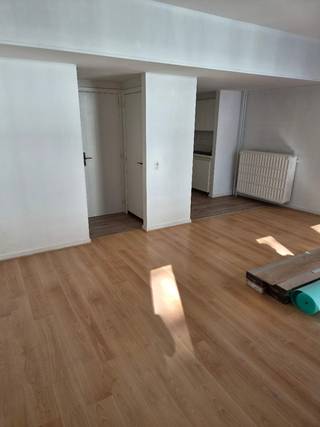 appartement duplex in centrum Antwerpen met 1 slaapkamer. Enkel telefonische oproepen worden toegelaten samen met bewijs van werkfiche en nederlands sprekend.