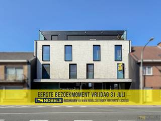 <span><span><strong>1ste bezoekdag vrijdag 31 juli! Inschrijven kan via www.nobels.be onder referentienummer 4409260.</strong></span></span><br /><br />INSTAPKLAAR EN ENERGIEZUINIG APPARTEMENT, gelegen op een UITSTEKENDE LOCATIE nabij het station en het centrum van Deinze. Dankzij de VLOTTE VERBINDING met belangrijke invalswegen en de nabijheid van winkels, scholen, openbaar vervoer en andere voorzieningen geniet u hier van een IDEALE COMBINATIE van COMFORT en BEREIKBAARHEID. Dit recente appartement, GEBOUWD IN 2021, beschikt over een UITSTEKEND EPC-LABEL A en biedt een HEDENDAAGSE, ENERGIEZUINIGE WOONERVARING. Een ABSOLUTE BLIKVANGER is het RUIME ZUIDWESTGERICHTE TERRAS, waar u de hele dag door optimaal van de zon kan genieten.<br />De indeling gaat als volgt: via de gemeenschappelijke inkomhal betreedt u de lichtrijke leefruimte met ingerichte open keuken. Aansluitend bevinden zich een praktische berging, een gastentoilet en een ruime slaapkamer met ensuite badkamer, wat zorgt voor optimaal wooncomfort. Buitenshuis beschikt het appartement over een ruim deels overdekt terras, ideaal om in alle rust te ontspannen.<br />Als extra troeven beschikt deze eigendom over een privatieve autostaanplaats, een fietsenberging en een gemeenschappelijke afvalberging, waardoor comfort en gebruiksgemak centraal staan.<br /><br />Adres: Gaversesteenweg 101 bus 101 te Deinze<br /><br />EPC: 38kWh/m²; G-score en P-score B; Geen renovatieverplichting van toepassing; Bestuursmaatregelen in het maatregelenregister: Neen; Beschikbaarheid te bespreken met eigenaar