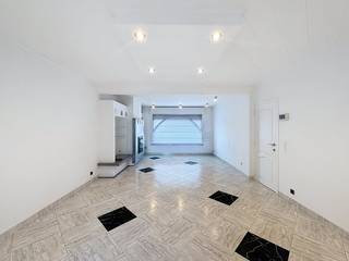 Ruime woning op een boogscheut van het centrum van Ieper. Tuin, terras en 3 slaapkamers zijn aanwezig. Indeling:Gelijkvloers: - Inkomhal -...