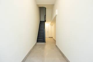 Gelijkvloersappartement met tuin op centrale ligging in het stadscentum in een rustige straat. Het gebouw is volledig gerenoveerd en is gelegen...