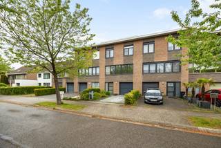 Bent u op zoek naar een ruime, verzorgde woning met veel natuurlijk licht en helemaal in orde? Dan is deze woning met 3 slaapkamers in Edegem absoluut een buitenkans!
Via de karaktervolle inkomhal met vintage tegelvloer, vestiairekast en gastentoilet bereikt u op de eerste verdieping de lichtrijke leefruimte met gezellige houthaard, eetplaats en kwalitatief gerenoveerde open leefkeuken met Siemens-toestellen. Op de bovenverdieping bevinden zich 3 volwaardige slaapkamers en een badkamer met ligbad. Het gelijkvloers biedt daarnaast nog een praktische wasplaats, een polyvalente ruimte voor bv bureau- of hobbykamer, een garage en een oprit. Buiten geniet u van een onderhoudsvriendelijke tuin met terras met ruim houten tuinhuis en een rustige, groene sfeer waar het heerlijk vertoeven is.
Deze woning is zeer verzorgd, uitstekend onderhouden én heeft een prachtige epc-score van 181 kWh/m²jaar – label B. De PVC-ramen beschikken over hoogrendementsglas en het plat dak werd geïsoleerd met 12 cm PUR/PIR. De verwarming gebeurt via centrale verwarming op aardgas met een ketel van Junkers (2008). Ook de elektrische installatie werd gekeurd en is volledig conform. Daarnaast zijn er 10 zonnepanelen aanwezig met een totaal vermogen van 3.250 Wp, wat bijdraagt aan een lagere energiefactuur.
Voor meer informatie of een gratis waardebepaling van uw vastgoed kan u een aanvraag invullen op onze website of even bellen op het nr. 03/345.88.99.