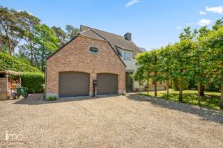 Deze villa, gebouwd in 2006, is uitstekend gelegen in Keerbergen, vlak bij de grens met Rijmenam. De gelijkvloerse verdieping werd enkele jaren geleden vernieuwd met onder meer een mortexvloer, massief eiken parket, maatwerkkasten, stalen deuren en nieuwe schilderwerken.<br /><br />Via de ruime inkomhal met ingebouwde kasten en een gastentoilet bereikt u zowel de leefruimte als de keuken. De lichtrijke leefkeuken is volledig uitgerust, afgewerkt met een mortexvloer en biedt vanuit de eetruimte een prachtig uitzicht op de tuin. Aansluitend bevindt zich een praktische koele berging. Via de keuken heeft u toegang tot de wasplaats en de dubbele inpandige garage.<br /><br />De ruime leefruimte staat in verbinding met het bureau en de tuinkamer, die eveneens perfect dienst kan doen als tweede kantoorruimte. Een op maat gemaakte tv-wand, shutters aan de ramen en een gezellige houtkachel zorgen voor extra comfort en sfeer.<br /><br />Op de eerste verdieping bevinden zich drie ruime slaapkamers en een vierde, kleinere slaapkamer. De master bedroom beschikt over een eigen dressing en badkamer. Daarnaast is er een tweede badkamer met aansluitende dressing, die wordt gedeeld door de overige slaapkamers.<br /><br />Een grote troef is de volledig ingerichte zolder van 44 m², die perfect kan worden gebruikt als extra slaapkamer, hobbyruimte, speelkamer of polyvalente ruimte. Boven de dubbele garage bevindt zich bovendien nog een extra bergzolder.<br /><br />De aangelegde tuin beschikt over een overdekte zithoek, een ruim tuinhuis en een afzonderlijk omheind gedeelte achteraan, ideaal voor huisdieren.<br /><br />Tot slot is de woning uitgerust met 20 zonnepanelen, een regenwaterput van 10.000 liter, een alarmsysteem, een laadpaal voor elektrische voertuigen en beschikt ze over een gunstig EPC-label B.