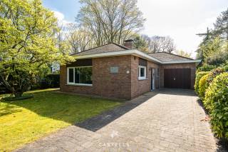 Rustig wonen in het groen met vlotte bereikbaarheid<br />In een bijzonder rustige en groene omgeving te Assebroek bevindt zich deze charmante bungalow, ook gekend als “Sunnyfarm”, op een mooi perceel van 871 m². Dankzij de zuidwestoriëntatie geniet u hier volop van zon en licht, zowel in de woning als in de tuin.<br />De ligging is een absolute troef: vlakbij het Ryckeveldebos, op wandelafstand van openbaar vervoer en een basisschool, en op slechts 10 minuten van het centrum van Brugge en het station. Een zeer gegeerde en vlot bereikbare locatie.<br />Aangename woning met 3 slaapkamers:
Met een bewoonbare oppervlakte van 173 m² biedt deze woning een praktische en comfortabele indeling met 3 volwaardige slaapkamers.
De leefruimtes vormen een warme basis met veel lichtinval en bieden tal van mogelijkheden om deze verder naar eigen smaak in te richten.<br />Sterke basis met renovatiepotentieel:
De woning werd gebouwd in 1960 en onderging reeds een renovatie in 1981-1982.
Hierdoor beschikt de woning vandaag al over een degelijke basis, die u verder kan optimaliseren en aanpassen aan de hedendaagse woonnormen en uw persoonlijke smaak.<br />Genieten van ruimte en buitenleven:
De woning beschikt over een aangename voor- en achtertuin, waar u in alle rust kan genieten van het buitenleven, omringd door groen en met een ideale zonoriëntatie.<br />Daarnaast beschikt de woning over:
• Een oprit met parkeermogelijkheid
• Een inpandige garage
• Een praktische wasruimte<br />Een unieke kans voor wie ruimte en potentieel zoekt.
Deze bungalow is ideaal voor wie op zoek is naar een rustige ligging, een ruim perceel en de mogelijkheid om een woning volledig naar eigen hand te zetten.<br />Contacteer ons vandaag nog om een bezoek in te plannen.