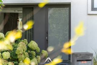 <p>Op zoek naar een <strong>instapklare gezinswoning in een rustige, kindvriendelijke wijk</strong>, toch vlakbij alle voorzieningen? Deze moderne halfopen woning in de Serruysstraat ligt <strong>nabij het Astridpark, op wandelafstand van de Leie</strong> en met een vlotte verbinding naar de invalswegen.</p>
<p>We komen binnen in de inkomhal met vestiaire en apart gastentoilet. Via de glazen deur betreden we de <strong>gezellige leefruimte, afgewerkt met parket</strong>. Aansluitend vinden we de eetkamer en de <strong>open leefkeuken, waar grote raampartijen aan de achterzijde zorgen voor overvloedig lichtinval </strong>en een naadloze overgang tussen binnen en buiten. Elektrische zonnescreens op de achtergevel houden de warmte op zonnige dagen moeiteloos buiten. Het gelijkvloers wordt vervolledigd met een <strong>handige berging/wasplaats, die rechtstreeks uitgeeft op de carport</strong> — ideaal om vlot met de boodschappen binnen te wandelen.</p>
<p>Via de mooi afgewerkte houten trap met Z-treden bereiken we de verdieping, waar u <strong>4 slaapkamers</strong> vindt, aangevuld met een volwaardige badkamer met dubbele lavabo, ligbad, inloopdouche en toilet. Ook hier ligt overal parket, met een onderhoudsvriendelijke tegel in de badkamer, en een extra berging biedt nog bijkomende opslagruimte.</p>
<p>Buiten geniet u van een <strong>volledig aangelegde, onderhoudsvriendelijke zuidgerichte tuin met terras</strong>. Vooraan biedt de<strong> dubbele carport</strong> plaats aan twee wagens, met een ruime tuinberging met achterdeur voor al uw extra opslag.<br /><br /><strong>Troeven op een rij:<br /></strong>✅ Nabij Astridpark en vlotte verbinding met de invalswegen<br />✅ Zuidgeoriënteerde, onderhoudsvriendelijke tuin met terras<br />✅ 4 volwaardige slaapkamers<br />✅ Volwaardige badkamer met dubbel lavabo, ligbad en inloopdouche<br />✅ Open leefkeuken met alle comfort<br />✅ Berging/wasplaats met rechtstreekse toegang tot de carport<br />✅ Regenwaterput van 10.000 liter<br />✅ Dubbele carport met grote tuinberging<br />✅ Energielabel B</p>
<p>Heeft u interesse in deze woning? <br />Contacteer ons dan gerust voor meer informatie over de bezoekmogelijkheden!<br /><br /><em>(Bewoonbare oppervlakte is bruto op basis van het plan van de architect.)</em></p>