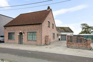 Deze instapklare ééngezinswoning met 3 slpk., ruime koer (146 m²), garage (26 m²) en diverse bergruimtes op een terrein van 301 m², biedt volop ruimte en comfort. De woning heeft op de gelijkvloerse verdieping een inkomhal, een leef-en eetruimte, een uitgeruste keuken, een slaapkamer, een badkamer met ligbad, douche en toilet, een wasruimte, een apart toilet, diverse bergingen, een garage met automatische poort en een grote koer waar u meerdere voertuigen kan stallen. Op de verdieping zijn er naast de nachthal, 2 slaapkamers en een bergruimte. Er is ook een bergzolder. De woning is verzorgd en klaar om direct te betrekken, zodat je meteen kunt genieten van een fijne nieuw thuis. Ook praktisch zit je goed: alles heeft zijn eigen plek en de garage biedt extra gemak voor parkeren, fietsen of hobby’s. Een ideale kans voor gezinnen die ruimte, comfort en gebruiksgemak zoeken. Deels houtens schrijnwerk, deels PVC schrijnwerk voorzien van dubbele beglazing, CV op aardgas. Ontdek zelf wat deze woning te bieden heeft! EPC: 364 kWh/m²/j. Energielabel: D en UC: 3979389-RES-1.Voor meer info of een plaatsbezoek: axel@ax-quality of 052/52.05.05