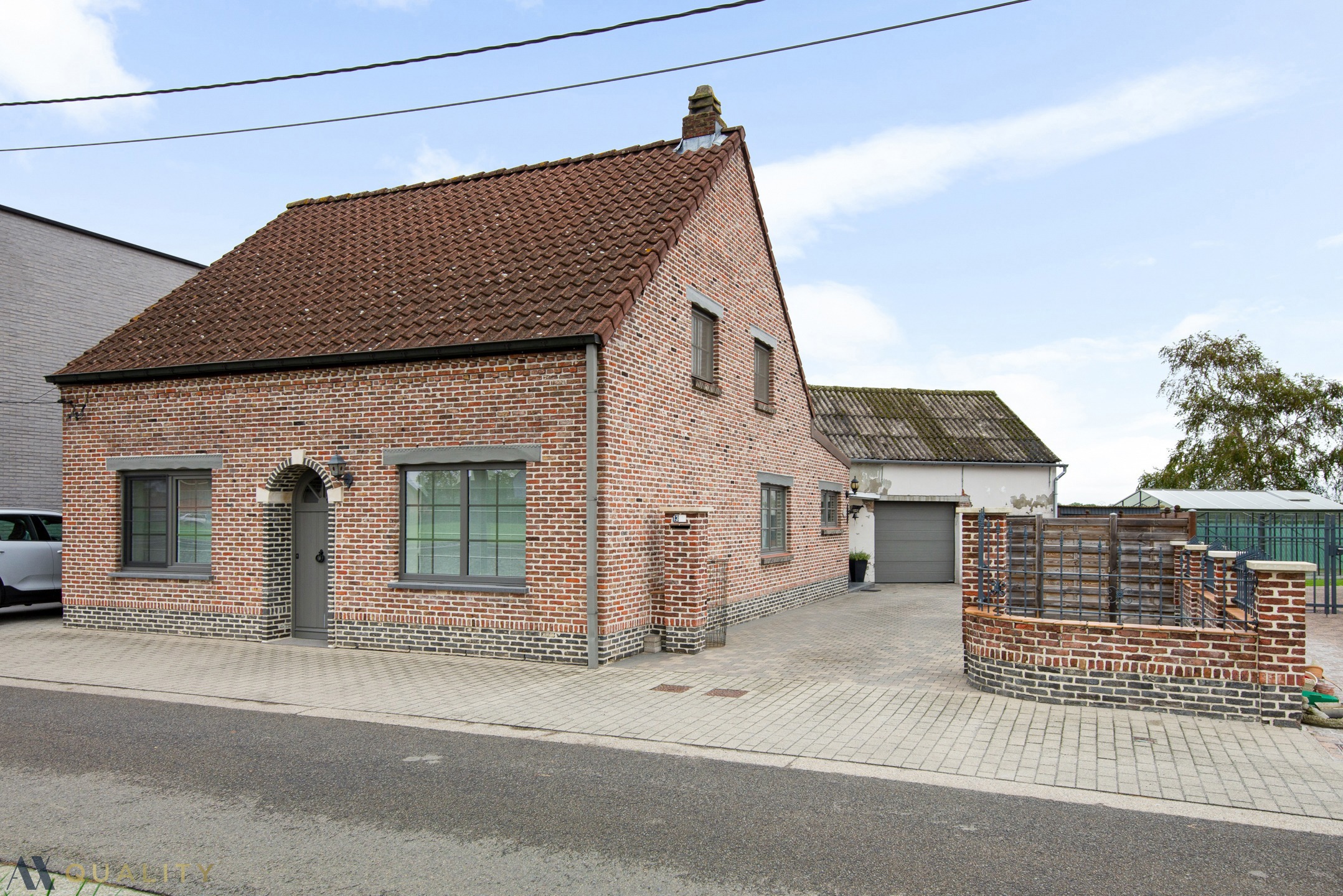 Deze instapklare ééngezinswoning met 3 slpk., ruime koer (146 m²), garage (26 m²) en diverse bergruimtes op een terrein van 301 m² - foto 1
