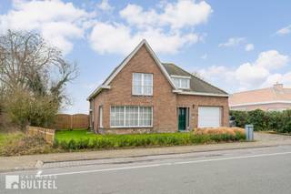 Bent u op zoek naar een ruime vrijstaande woning met tal van mogelijkheden op een uitstekende ligging? Dan is deze te renoveren woning aan de rand...