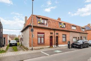 Te renoveren halfopen bebouwing in het centrum van Sint-Gillis-Waas Dit betreft een uitstekend gelegen gezinswoning met 3 slaapkamers, garageboxen en...