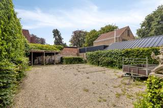 Deze opbrengsteigendom, gelegen aan de commercieel interessante Gistelse Steenweg 205 te Sint-Andries (Brugge), biedt een zeldzame combinatie van directe rendabiliteit op een strategische locatie. Het pand bevindt zich op een perceel van 452 m² en geniet van een maximale visibiliteit langs een belangrijke invalsweg, op slechts 2 km van het station Brugge-Sint-Pieters en in de directe nabijheid van de hogescholen Vives en Howest.<br /><br />Het vastgoed met een totale vloeroppervlakte van 244 m² is divers samengesteld en omvat een commercieel gelijkvloers, vier officieel vergunde studentenstudio’s en een ruime kelderverdieping. De focus op gebruiksgemak en moderne eisen is terug te vinden in de aanwezigheid van vijf private parkeerplaatsen.<br /><br />Technisch verkeert het object in onberispelijke staat: de elektrische installatie is volledig conform het AREI en het pand beschikt over de noodzakelijke brandveiligheidsattesten/vergunningen. <br /><br />Tevens zou er zelf nog kunnen een appartement gerealiseerd worden boven de inrit naar de parkeerplaatsen. Bestekken en plannen zijn hiervan reeds aanwezig. <br /><br />Bestuursmaatregelen in het maatregelenregister: in aanvraag