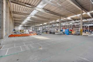 Polyvalent bedrijfsgebouw dat zowel als productieruimte of  als logistieke hub (last-mile delivery) kan gebruikt worden gezien de nabijheid van de snelwegen en het stadscentrum.  <br /><br />Het magazijn heeft een vrije hoogte van 8,3 m en heeft een vloerbelasting van 4ton/m². Er zijn 10 laadkades en 3 sectionale poorten aanwezig. Tevens aanwezigheid van warme luchtblazers op gas en grote lichtstraten. Het pand heeft een ruim elektrisch vermogen tot 630 kVA. De kantoren worden variabel aangeboden op maat van de klant.  Aanpassingen aan de kantoren of het gebouw is mogelijk op aanvraag.<br /><br />Als extra troef is er een ruime buitenverharding van 2.500 m² aanwezig. De site is onmiddellijk beschikbaar!<br /><br />Contacteer <strong>PANORAMA B2B</strong> voor bijkomende inlichtingen of een vrijblijvend plaatsbezoek <strong>09 225 09 09</strong>.