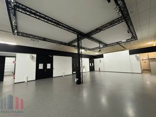 Dit <strong>polyvalente bedrijfsgebouw </strong>in Zaventem biedt een<strong> </strong>functionele <strong>opslagruimte</strong> van <strong>607 m²</strong> ideaal voor bedrijven die op zoek zijn naar een strategisch gelegen en flexibel inzetbare bedrijfsomgeving. Dankzij de ligging vlak bij de <strong>E40,</strong> de Brusselse Ring <strong>R0</strong> en de <strong>A201</strong> richting Brussels Airport geniet het gebouw van een uitstekende bereikbaarheid, terwijl de luchthaven zich op slechts 5 km bevindt.<br /><br />Het gebouw beschikt over ruime <strong>opslagruimtes van 607 m² tot 2.957 m²,</strong> gecombineerd met <strong>kantooroppervlaktes van 227 m² tot 3.717 m².</strong> Ideaal voor ondernemingen die behoefte hebben aan een efficiënte combinatie van logistiek, flexibiliteit en een professionele werkomgeving.<br /><br />De <strong>magazijnruimte</strong> geniet van een <strong>vrije hoogte van 8,5 m</strong> en is ideaal voor logistieke of industriële activiteiten. De eerste magazijn is momenteel ingericht met verlaagde plafonds, binnenwanden en bijkomende voorzieningen, maar kan eenvoudig worden teruggebracht naar een klassieke, open opslagruimte.<br /><br />De verschillende units kunnen bovendien flexibel gecombineerd worden met kantoorruimtes waardoor het gebouw zich moeiteloos aanpast aan uiteenlopende bedrijfsnoden.<br /><br />De kantoorruimtes bieden een lichte en efficiënte werkomgeving met grote raampartijen die zorgen voor veel natuurlijk licht. Het verlaagde systeemplafond is uitgerust met geïntegreerde LED-verlichting, ventilatie en HVAC-installatie met luchtverdeling voor een optimale luchtcirculatie. De flexibele indeling maken het eenvoudig om zowel open werkplekken als afgesloten vergaderruimtes te creëren. <br /><br />Op het terrein zijn <strong>ruime parkeermogelijkheden</strong> voorzien voor personeel en bezoekers, wat de toegankelijkheid nog verder versterkt. Het volledige complex is <strong>onmiddellijk beschikbaar</strong> en vormt een ideale oplossing voor bedrijven die willen groeien op een locatie met maximale zichtbaarheid en bereikbaarheid.<br /><br />Voor bijkomende inlichtingen, het lastenboek, plannen of een vrijblijvend plaatsbezoek kan je terecht bij <strong>PANORAMA B2B</strong> op <strong>0477 30 40 05</strong>