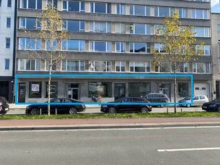 Gelijkvloers kantoor (ca. 676m²) met unieke ligging op de Leien, centrum Antwerpen. Dit kantoor beschikt over 2 rechtstreekse inkomhallen en grote raampartijen waarbij visibiliteit een grote troef is. Het kantoor is volledig voorzien van een gietvloer alsook verlichting en ventilatie. Achteraan het pand bevinden zich lichtkoepels voor een optimale lichtinval. Mogelijkheid tot aankoop van ondergrondse autostaanplaatsen. <br /><br /><br /><br />