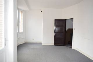 <p><span>Dit appartement is gelegen op de 1ste verdieping en heeft een aparte ingang met trap.</span></p><p><span>Het appartement is gelegen in het centrum van Hoegaarden, vlak aan Okay en de plaatselijke scholen en andere winkels. </span></p><p><span>Alles is te bereiken op wandelafstand.</span></p><p><span>Het appartement omvat een living, keuken met voldoende plaats voor een tafel, wasplaats, aparte slaapkamer en een badkamer met toilet en douche.</span></p><p><span>Er zijn geen bijkomende kosten.</span></p><p><span> </span></p>