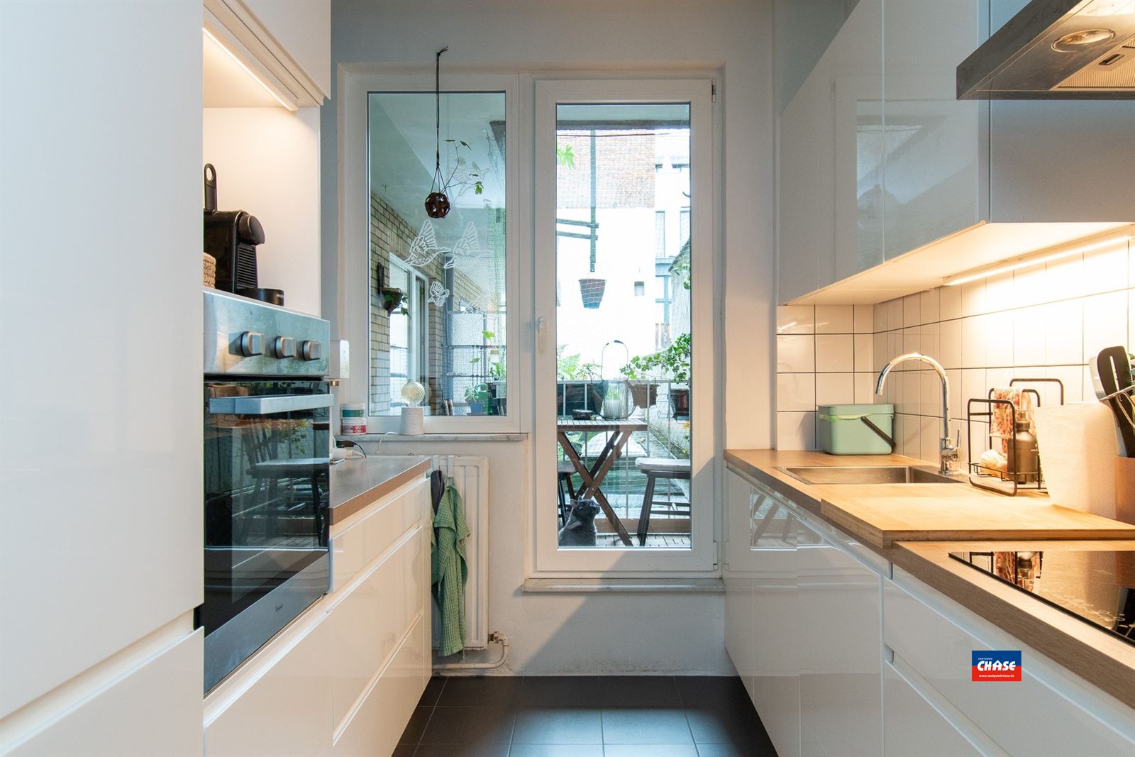 RUIM, INSTAPKLAAR APPARTEMENT MET DRIE SLAAPKAMERS EN TERRAS GELEGEN OP TOPLOCATIE - foto 4