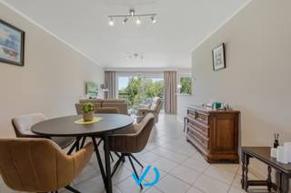 Op het geliefde Minneplein, midden in het historische centrum van Ieper, bevindt zich dit verzorgd en instapklaar appartement. Hier woon je op een absolute toplocatie, op slechts enkele minuten wandelen van de Grote Markt, gezellige horecazaken, winkels, scholen en openbaar vervoer. Alles wat je nodig hebt, ligt binnen handbereik.<br /><br />Via de lift of trap bereik je de tweede verdieping, waar je wordt verwelkomd in een ruime inkomhal. Van hieruit kom je terecht in de lichtrijke leefruimte met aansluitend een open keuken en praktische berging. Dankzij de grote raampartijen geniet de leefruimte van een aangename lichtinval, wat zorgt voor een open en ruimtelijk gevoel.<br /><br />Verder beschikt het appartement over twee volwaardige slaapkamers, ideaal voor eigen bewoning, een jong gezin of als investering. De badkamer is uitgerust met een douche en lavabomeubel, terwijl een apart toilet extra comfort biedt. Ook buiten heeft dit appartement een mooie meerwaarde te bieden. Het gezellige terras vormt de perfecte plek om te ontspannen, terwijl de bijkomende buitenberging zorgt voor extra opbergruimte. Een absolute troef is de privatieve garage met elektrische poort, een bijzonder waardevol extraatje in het centrum van Ieper.<br /><br />Het appartement werd steeds met de grootste zorg onderhouden en verkeert in uitstekende staat. Zo werd het recent volledig opnieuw geschilderd, werden nieuwe radiatoren geplaatst en beschikt het over een conforme elektrische installatie. Bovendien is het asbestvrij, wat zorgt voor extra gemoedsrust bij de aankoop. Dankzij de centrale ligging, de uitstekende staat van onderhoud en de praktische indeling vormt dit appartement niet alleen een ideale thuis, maar ook een interessante investering met aantrekkelijk verhuurpotentieel.<br /><br />Ben je op zoek naar een instapklaar appartement op een toplocatie in het centrum van Ieper, inclusief garage? Contacteer ons vandaag nog voor een bezoek en ontdek zelf alle troeven van deze eigendom.