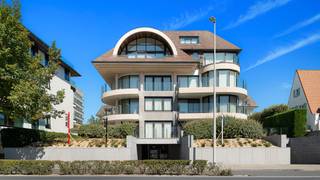 Appartement de trois chambres idéalement situé et rénové avec goût dans le quartier du Zoute, offrant une vue sur la mer et se trouvant à quelques pas de la digue, de la plage et des boutiques de luxe (notamment Chanel, Obumex, etc.).<br /><br />Hall d'entrée avec vestiaire et toilettes invités. Salon et salle à manger lumineux avec accès direct à la terrasse offrant une vue sur la mer. Cuisine ouverte aux finitions haut de gamme, tout confort, avec un coin petit-déjeuner convivial. Chambre principale avec placards intégrés et salle de douche attenante (lavabo, toilettes et douche à l'italienne). Deuxième chambre à part entière avec placards sur mesure et salle de douche privative. Troisième chambre.<br /><br />Cave privative et local à vélos au rez-de-chaussée. Possibilité d'acheter un garage facilement accessible pouvant accueillir deux voitures spacieuses.