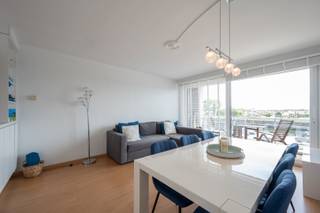 Res. Le Dauphin.<br />Topaanbod prijs/kwaliteit! Charmant appartement gelegen aan de Rederskaai in Zeebrugge, met een adembenemend uitzicht over de jachthaven en achteraan zicht op de marinebasis en de havenmonding.<br />Het appartement omvat een inkomhal, een ruime en lichtrijke woonkamer waar u de hele dag geniet van de zon, een zuidgericht terras met een prachtig panoramisch zicht op de jachthaven. De ingerichte keuken sluit hier perfect op aan.<br />Achteraan bevindt zich een grote slaapkamer met ingemaakte kasten en een uniek uitzicht op de marinebasis en de havenmonding. Daarnaast is er een gezellig balkon en een verzorgde badkamer.<br />De tweede, kleinere kamer beschikt over een op maat gemaakt stapelbed en is ideaal als kinderkamer, logeerkamer of praktische extra slaapruimte.<br />Nieuwe ramen, aan de slaapkamer met elektrische rolluiken.<br />Ref.A541