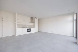 <p>ENKEL BEZOEKEN MOGELIJK DOOR ONDERSTAANDE LINK VOLLEDIG EN CORRECT IN TE VULLEN:<br />https://mijnhuurprofiel.be/property/32f52337-4624-4f63-b066-1a98cca0469c/login<br /><br />Ontdek dit prachtige recente nieuwbouw appartement, gelegen op een uitstekende locatie met een vlotte bereikbaarheid.<br /><br />Gelegen op de derde verdieping van het gebouw, betreed je dit appartement via een ruime leefruimte met een open keuken. De grote ramen zorgen hier voor veel natuurlijke lichtinval.<br />De keuken is volledig uitgerust met moderne toestellen van Zanussi.<br /><br />Via de nachthal bereikt u het slaapgedeelte en de badkamer met inloopdouche en dubbele lavabomeubel.<br /><br />Het appartement beschikt over twee slaapkamers, elk ongeveer 10 m² groot, waarvan één slaapkamer toegang heeft tot een terras van circa 8 m². Beide slaapkamers zijn afgewerkt met parketvloeren en zijn achteraan gelegen. De grote gemeenschappelijke tuin zorgt voor een oase van rust in het midden van de stad.<br /><br />Daarnaast is er een aparte bergruimte in het appartement aanwezig, voorzien van aansluitingen voor een wasmachine.<br /><br />De gemeenschappelijke kosten bedragen 75 euro/maand. In de gemeenschappelijke delen is er nog een fietsenstalling en afvalberging.<br /><br />Voor meer informatie contacteer Xander op Xander@reds.be</p>