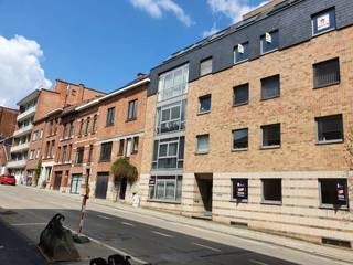 Dit gezellige appartement bevindt zich op een toplocatie, net buiten het bruisende centrum van Leuven. Je geniet hier van een vlotte bereikbaarheid dankzij de nabijheid van de ring en de oprit van de E314.<br />Het appartement biedt alles wat je nodig hebt voor aangenaam wonen, en als extra troef beschik je over een eigen autostaanplaats – geen parkeerzorgen dus!<br />Kortom: de perfecte combinatie van rust, bereikbaarheid en stadsleven binnen handbereik.