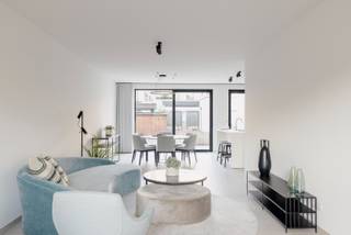 UNIEKE LANCERINGSKORTING T.W.V. €25.000 VOOR DE EERSTE KOPER!!!<br />Harelbeke, stad aan de Leie, is een aantrekkelijke plek om te wonen. Naast het Stadspark bouwden we 3 gezinswoningen met tuin.<br /><br />De woningen zijn je ideale uitvalsbasis in het centrum van Harelbeke. Alles wat je nodig hebt, is er te vinden, vaak op wandelafstand. Van winkels voor al je inkopen tot gezellige terrasjes om even te verpozen. Van een streepje natuur in provinciedomein De Gavers tot een vleugje cultuur in CC Het Spoor.<br /><br />Dit Eribo-project omvat 3 woningen in de Ballingenweg:<br /><br />- 3 slaapkamers<br />- eigen garage<br />- Alle woningen beschikken over een reeds aangelegde tuin met aparte ingang, oprit en terras.<br />- in detail afgewerkt met hoogwaardige materialen + voldoen aan de hedendaagse comforteisen, met veel aandacht voor thermische en akoestische isolatie<br />- vloerverwarming, zonnepanelen, warmtepomp en vraaggestuurde ventilatie<br />- betaal gedurende 5 jaar lang GEEN onroerende voorheffing door het lage E-peil (E0)!<br />- grote ramen zorgen dan weer voor veel natuurlijke lichtinval en vergroten het ruimtegevoel in je woning<br />- waterontharder <br />- gelegen op een rustige locatie naast het Stadspark en op wandelafstand van de markt!<br /><br />Koop hier aan 6% btw en bespaar zo tot maar liefst €54.500!<br /><br />Wil jij hier graag wonen? Maak een afspraak voor meer informatie via ben@eribo.be of 0488/942.643.