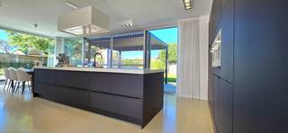 Voor een afspraak bel Kim 0473 72 33 62<br /><br />Ruime, moderne en energiezuinige woning op 619 ca. Bouwjaar 2014.<br />De grote raampartijen zorgen voor een optimale lichtinval.<br />De woning is gelegen op minder dan 5 minuutjes rijden van de op-/en afritten van de E313/E314.<br />Ook Lummen centrum is op amper 5 minuten rijden.<br />In Lummen centrum vind je alles wat het leven aangenaam en gemakkelijk maakt zoals de bakker, boetieks, dokters, apotheken, post, banken, leuke horecazaken, optiek, supermarkt en ook de scholen. Van kleuter- tot en met middelbaar onderwijs en bijhorende naschoolse opvang.<br />Aan het bussenknoopppunt, ook in het centrum, kan je dan weer het openbaar vervoer nemen naar alle gewenste richtingen reizen.<br />De sportfaciliteiten zoals tennis, padel, zwembad, sporthal - voor volleybal, basketbal, judo enz... -, voetbal, de Finse piste.... en de bibliotheek zijn op wandelafstand.<br />Lummen is bovendien rijk wandel - en fiets/mountainbikepaden zoals aan het Schulens meer, het domein van de Duizendjarige Eik, de Willekensberg, het Larens Broek enz...<br /><br />De woning wordt verwarmd met aardgas ( vloerverwarming ), er is airco aanwezig en de 15 zonnepanelen helpen je om energie te besparen.<br />De ramen zijn van aluminium met driedubbele beglazing op het gelijkvloers en dubbele beglazing op de verdieping.<br />De elektriciteit is conform het AREI.<br /><br />Er is een regenwaterput van 10.000 liter waarop de wasmachine, de toiletten, de buitenkraan en de kranen in de kelder zijn aangesloten.<br /><br />Onder de hele woning is een kelder van 125 m².<br /><br />INDELING<br /><br /><strong>Gelijkvloers</strong><br />Inkomhal met gastentoilet.<br />Van hier kun je rechts naar een ruime kamer die momenteel wordt uitgebaat als schoonheidssalon. Deze kamer kun je meerdere bestemmingen geven : bvb hobbykamer, slaapkamer met dressing, gewoon verder als handelsruimte of voor vrij beroep gebruiken enz...<br />Vanuit de inkomhal kun je via de pivocerende deur rechtdoor naar de verrassend ruime en lichtrijke woonkamer met volledig geïnstalleerde open keuken en kookeiland.<br />Via het schuifraam kom je op het gezellige terras en de zuidwest geörienteerde tuin.<br />Aan de keuken ligt de berging/wasplaats.<br />De badkamer met dubbele wastafel, ligbad en douche maken deze verdieping helemaal compleet en geven de mogelijkheid om op oudere leeftijd of bij mobiliteitsproblemen op deze verdieping alles te hebben wat comfort biedt.<br /><strong>Verdieping</strong><br />bovengekomen staat men in een grote overloop met een bureau en met een mooi uitzicht op de leefruimte dankzij de vide.<br />Op deze verdieping zijn nog 2 slaapkamers ( de grootste 16 m² ) en een tweede badkamer met een designvol vrijstaand bad, een douche en een toilet.<br /><br /><strong>De ruime garage </strong>voor meerdere wagens bevindt zich op niveau -1.<strong> Deze kelder </strong>is 125 m².<br /><br />Alle documenten zijn te raadplegen op onze website www.immobennysimons.be <br />