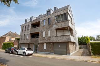 <p><strong>Laakdal: ruim duplex appartement met 3 slaapkamers, lift en autostaanplaats</strong></p>
<p>Dit instapklare duplex appartement is gunstig gelegen in Vorst, deelgemeente van Laakdal, met een vlotte verbinding naar de autostrade op slechts enkele minuten rijden. Daarnaast geniet u van een groene omgeving, terwijl het centrum van Laakdal zich op minder dan 5 minuten bevindt. Openbaar vervoer ligt op wandelafstand en ook het treinstation is in ongeveer 15 minuten bereikbaar.</p>
<p>Het appartement maakt deel uit van een verzorgd appartementsgebouw uit 2014 en bevindt zich op de tweede en derde verdieping. Met een bewoonbare oppervlakte van maar liefst <strong>134 m²</strong>, een <strong>EPC-label A (97 kWh/m² jaar)</strong> en een privatieve autostaanplaats inbegrepen in de prijs, is dit de ideale woonst voor gezinnen, starters of investeerders.</p>
<p><strong>Indeling:</strong></p>
<ul><li><strong>Tweede verdieping:</strong> inkomhal, gastentoilet, lichtrijke woonkamer met eetplaats, open keuken, wasplaats/berging en twee ruime terrassen aan voor- en achterzijde</li><li><strong>Derde verdieping:</strong> nachthal, drie volwaardige slaapkamers en badkamer met ligbad</li><li><strong>Zolder:</strong> praktische opbergruimte</li><li><strong>Buiten:</strong> privatieve autostaanplaats</li></ul>
<p><strong>Troeven:</strong></p>
<ul><li>Ruim appartement van 134 m² met 3 slaapkamers</li><li>EPC-label A – energiezuinig en instapklaar</li><li>Lift aanwezig in het gebouw</li><li>Autostaanplaats inbegrepen in de prijs</li><li>Twee ruime terrassen</li><li>Elektriciteit is conform</li></ul>
<p>Bent u op zoek naar een ruim en energiezuinig appartement op een gunstige locatie? Plan vandaag nog uw bezoek en ontdek deze topper in Laakdal.</p>
<p><strong>JOUW DROOMAPPARTEMENT. ZO GEVONDEN!</strong></p>