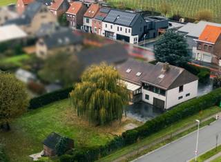 Zeer grote alleenstaande villa op een mooie ligging met tal van mogelijkheden, omvattende o.a.:• Inkomhal, Gastentoilet, Ruime leefruimte met open...