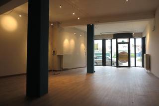 Handelspand van 120m² met een topligging in het hartje van Geel. <br /><br />Het pand is gelegen op de Pas en beschikt over een ruime vitrine met een mooie visibiliteit. Op dit moment is het pand onderverdeeld in commerciële ruimte van circa 60m² en een opslagruimte van circa 60m². Het is mogelijk om deze ruimtes samen te voegen tot een geheel van 120m². <br /><br />Verder is er een aparte kitchenette en een apart toilet. Het pand is voorzien van centrale verwarming en aparte meters. Aan de achterzijde van het pand bevindt zich de afgesloten garage. Deze geeft toegang tot de opslagruimte. <br /><br />Voldoende parkeergelegenheid in de buurt. <br /><br />Heb je interesse? Contacteer ons op 014 58 02 08.