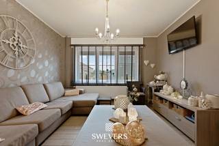 Voor meer info en foto’s, surf naar www.swevers.be – Instapklaar, volledig gerenoveerd en verrassend ruim: deze halfopen woning in Zoutleeuw combineert comfort met een slimme indeling. Het huis onderging in 2019 een totaalrenovatie en biedt met zijn 142 m² bewoonbare oppervlakte en zuidgerichte tuin alles voor een vlot gezinsleven. De gelijkvloerse verdieping omvat een lichtrijke leefruimte, ingerichte keuken, handige wasplaats, apart toilet en een garage van 15 m². Op de eerste verdieping vinden we twee ruime slaapkamers, een kleinere slaapkamer en een volledig uitgeruste badkamer. De zolderverdieping met een open ruimte van 50 m² biedt nog tal van mogelijkheden. Extra troeven zijn de rolluiken, beveiligde voordeur en de gunstige ligging op wandelafstand van scholen, winkels en openbaar vervoer. Een zonnige tuin maakt het plaatje compleet. Voor meer informatie, bel 011 255 155. Bron bewoonbare oppervlakte: EPC – verslag.