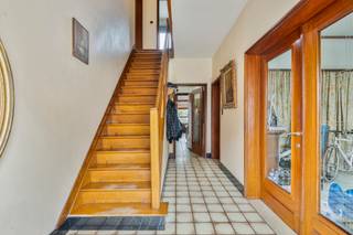 Bent u op zoek naar een woning met potentieel én commerciële mogelijkheden? Dan is deze eigendom in Hofstade zeker een bezoek waard!
Op een perceel van 5a 39ca bevindt zich deze ruime woning die u volledig naar eigen smaak en wensen kunt moderniseren. Met maar liefst vier slaapkamers en een nog in te richten zolderruimte biedt de woning tal van mogelijkheden voor gezinnen of wie extra ruimte wenst voor een bureau, hobbykamer of bijkomende slaapkamers.
Een absolute troef is de aanpalende handelsruimte, die momenteel verhuurd wordt als frituur. Dankzij de ligging langs een drukke steenweg geniet deze handelszaak van een uitstekende zichtbaarheid en commerciële opportuniteiten. Dit maakt de eigendom bijzonder interessant voor wie wonen en investeren wil combineren.
De gunstige ligging in Hofstade, de ruime indeling en de combinatie van een woonhuis met een verhuurde handelsruimte maken van deze eigendom een interessante opportuniteit voor zowel particulieren als investeerders. Interesse in deze veelzijdige eigendom? Neem voor meer informatie contact op via louis@immoaccenta.be.