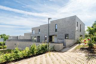 Wordt dit uw toekomstige thuis in een volledig nieuw aangelegde, autoluwe en groene verkaveling?<br /><br />Woongeheel ‘Danhieux’ bestaat uit verschillende, unieke types van woningen, die samen een harmonieus geheel vormen. <br />Lot 13 is een gesloten bebouwing met 3 slaapkamers en als extra troef een kelderruimte.<br /><br />Elke woning wordt voorzien van duurzame installaties om de energiekosten te drukken en de impact op het klimaat te verkleinen. Door het gebruik van deze hedendaagse technieken zijn de woningen niet enkel heel energiezuinig maar ook volledig FUTURE PROOF (E-peil <20): een duurzame en kwalitatieve investering voor de toekomst.<br /><br />De ruwbouwwerken zijn inmiddels afgerond, dus verhuizen is reeds mogelijk binnen 4 maanden!<br /><br />Voor meer informatie ontvangen we u graag ter plaatse of op ons kantoor om uw nieuwe thuis tot in de puntjes toe te lichten. Bel nu Elien Mombaerts op het nummer 0470/38.21.30.<br />